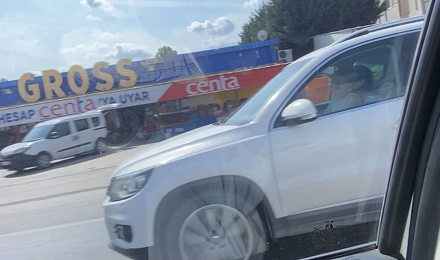 Çocuğunu kucağına alarak cipini süren anne, görenleri şaşırttı
