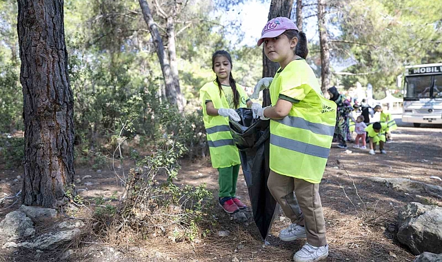 Çocuklar, ormanlık alanda çöp topladı