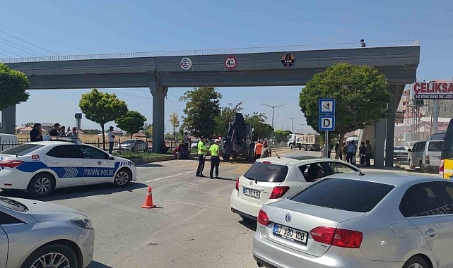Damperi açılan kamyon üst geçide takıldı