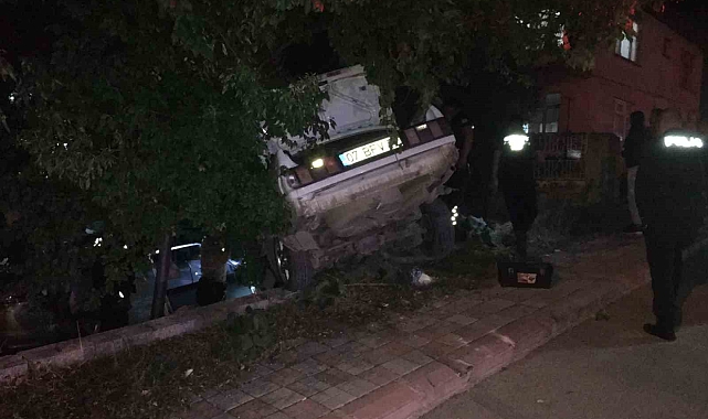 "Dur" ikazına uymayan otomobil bahçeye daldı