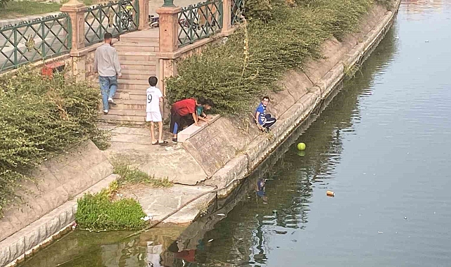 Düşürdükleri topu almak isteyen çocuklar canlarını tehlikeye attı