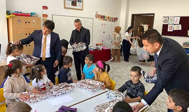 Eğitim Gönüllüsü Zübeyde Aksoy, Erzurum'da bir köy okulunda kütüphane kurdu