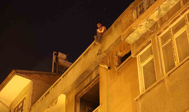 Elazığ'da 4 katlı metruk bir binanın çatısına çıkarak atlamak istedi