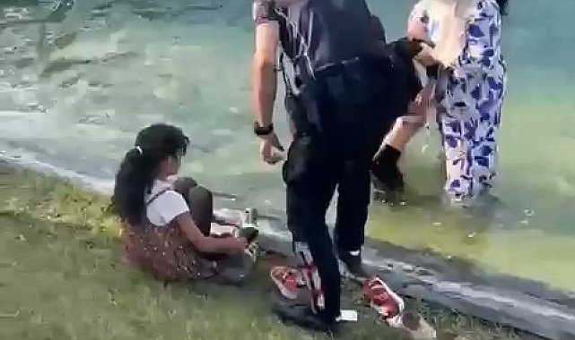 Elazığ'da bir süs havuzuna düşen çocukları polis ekipleri kurtardı