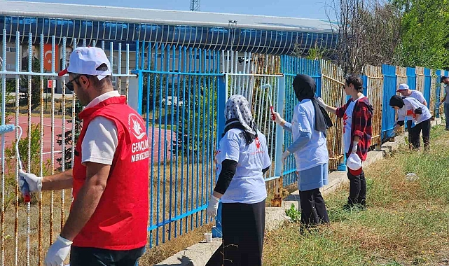 Erzurum Gençlik Merkezleri gönüllüleri, Kazım Karabekir Stadyumu'nun çehresini değiştirdi