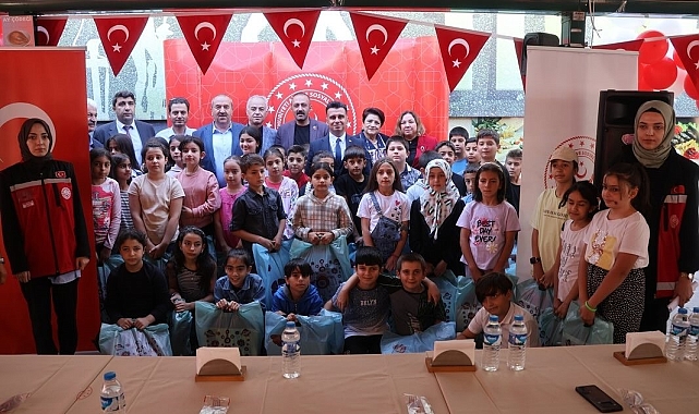 Erzurum'da, ihtiyaç sahibi çocuklara eğitim desteği yapıldı.