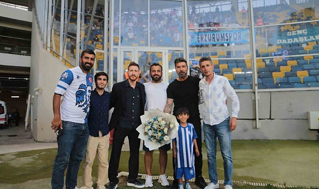 Erzurumspor FK Teknik Direktörlüğü yapan Hakan Kutlu'ya kutlama plaketi