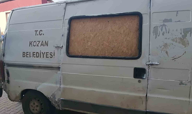 Eski hayvan toplama aracı belediye önünde sergilendi