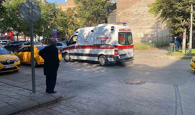 Eskişehir'de caddenin sokakla kesişiminde 2 otomobil çarpıştı