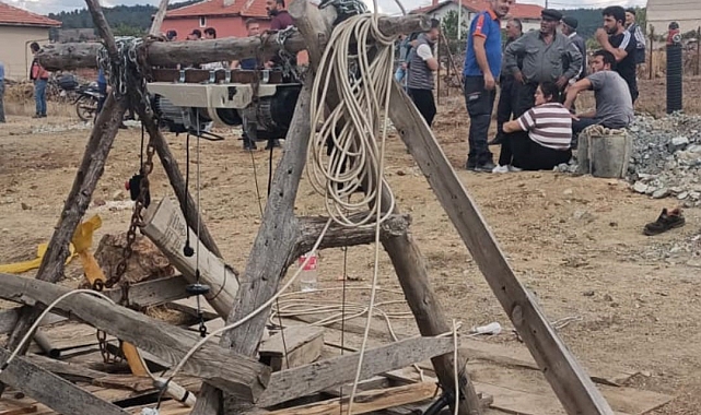 Evlerinin önünde yaptıkları kuyu çalışmasında kuyuya düşen baba ve oğulları girdikleri kuyuda zehirlendi