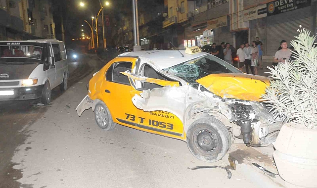 Freni boşalan tır, önündeki taksiyi biçtikten sonra tıra çarparak durabildi