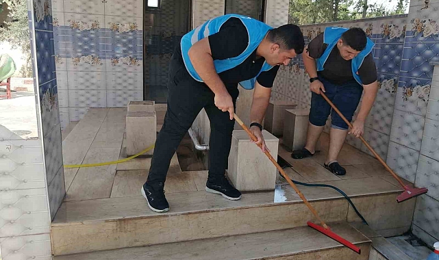 Gönüllü gençler camiyi temizledi