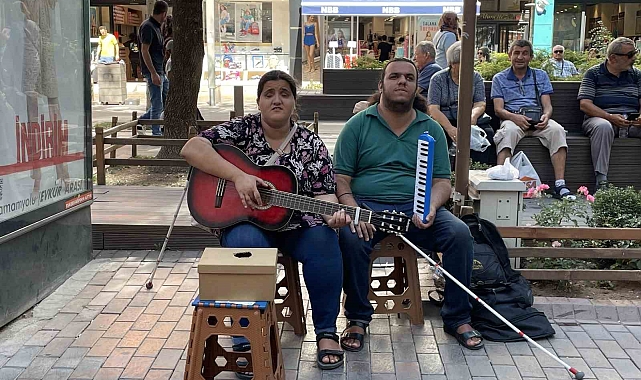 Görme engelli İran'lı çift sokak müzisyenliği yaparak geçimini sağlıyor