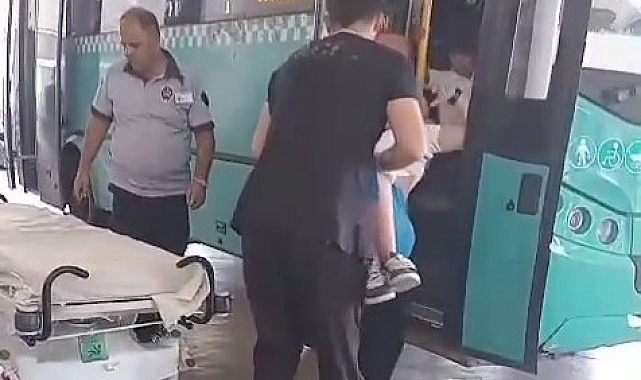 Halk otobüsünde fenalaşan kadını şoför acile servise yetiştirdi