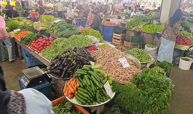 Halk pazarında fiyatların uygun olması yoğun ilgiye sebep oldu