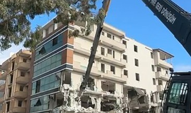 Hatay'ın Antakya ilçesinde 6 katlı bina iş makinesinin dokunuşuyla yerle bir oldu