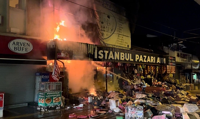 Hediyelik eşya mağazasında yangın çıktı havai fişekler pe peşe patladı