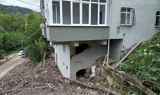 Heyelan 5 katlı binayı teğet geçti