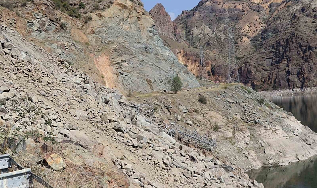 Heyelan nedeniyle kapanan Oltu-Artvin karayolunda üç gündür ulaşım sağlanamıyor