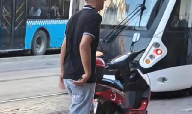 Hızını alamayan genç motosikletinden aldığı bıçak ile esnafın peşinden gitti