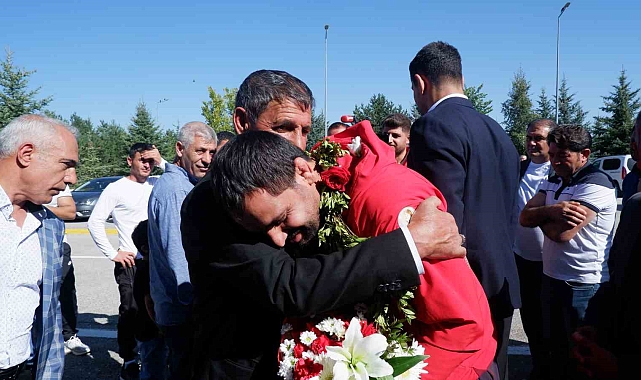 İbrahim Bölükbaşı, memleketi Erzurum'da omuzlarda karşılandı
