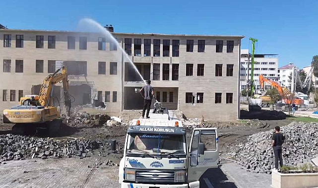 Iğdır Belediyesinin yıkımına başlandı
