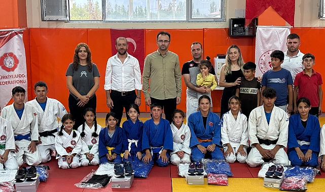 Iğdır’da genç judoculara malzeme dağıtımı