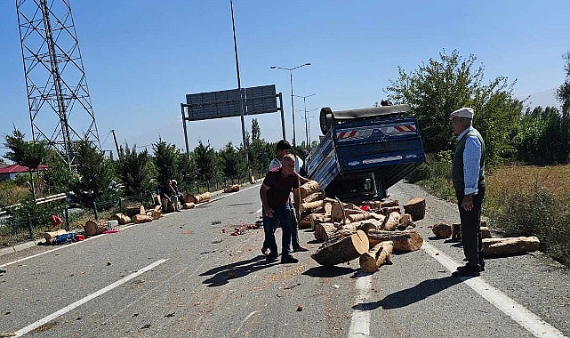 Iğdır’da kaza; araç devrildi odunlar yola savruldu!