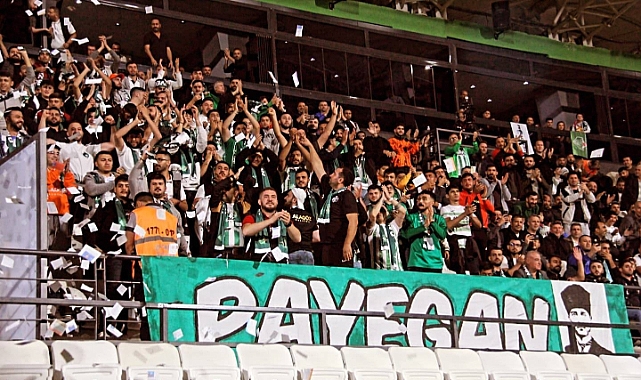 Iğdır FK taraftar grubu PAYEGAN (Ateş Muhafızları) tribünde yerini aldı