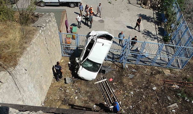 İki kişinin yaralandığı kazada araç dik şekilde asılı kaldı
