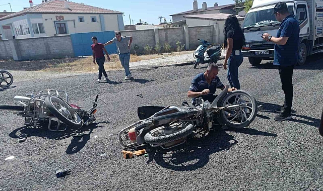 İki motosiklet çarpıştı 3 kişi yaralandı