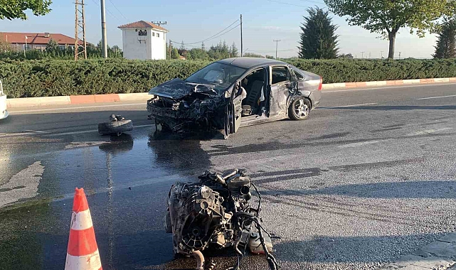 İki otomobilin karıştığı kazada araçlardan birinin motoru yerinden sökülerek fırladı