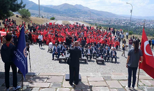 İlk ders olarak bin öğrenciyle Aziziye Tabyası'nda "Aşk-ı Vatan" konusu seçildi