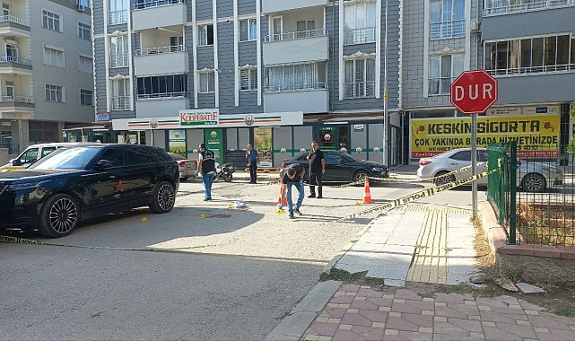 İş adamı evinin önünde önce darp edildi sonra silahlı saldırıya uğradı