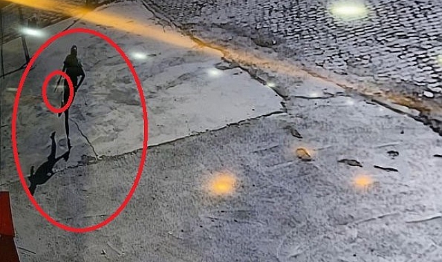 İş yerinin önünde oturan şahsa silahlı saldırı kamerada