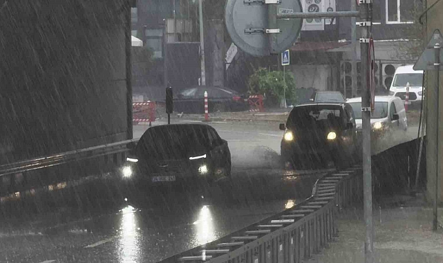 İstanbul Anadolu Yakası'nda sağanak yağış nedeniyle yollar sular altında kaldı