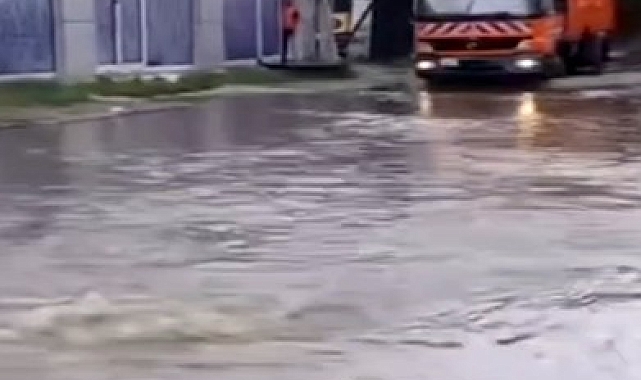İstanbul'da etkili olan sağanak yağış nedeniyle Anadolu Yakası Beykoz ilçesinde yollar göle döndü