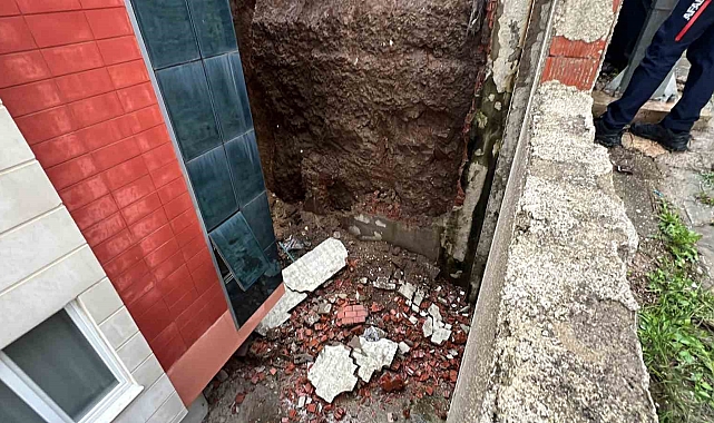 İstinat duvarı çöken bina tahliye edildi