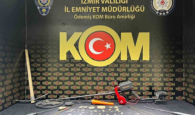 İzmir'de gerçekleştirilen operasyonunda Bizans ve Osmanlı dönemine ait çok sayıda tarihi eser ele geçirildi