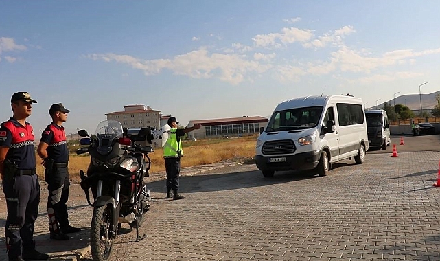 Jandarma ekipleri 2024-2025 eğitim öğretim yılının ilk gününde öğrenci servis araçlarını denetledi