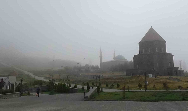 Kars Kalesi kalın sis tabakası altında tamamen kayboldu