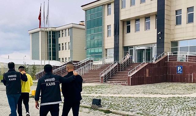Kars'ta polis bir aparta uyuşturucu operasyonu düzenlendi