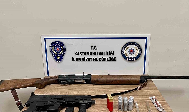 Kastamonu'da polis ekipleri tarafından durdurulan araçtan "Uzi" çıktı