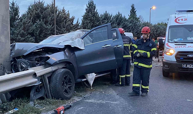 Kocaeli'de feci kaza: Araç bariyere saplandı, sürücü hayatını kaybetti