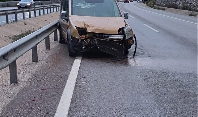 Kontrolde çıkan araç bariyerlere çarptı