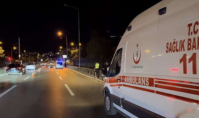 Kontrolden çıkan motokurye bariyerlere girdi
