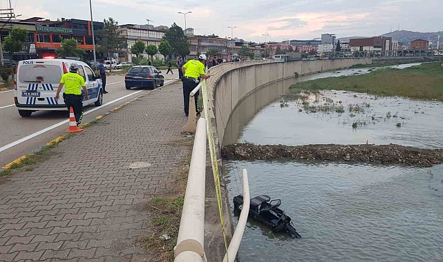 Kontrolden çıkan otomobil demir bariyeri kırıp ırmağa uçtu