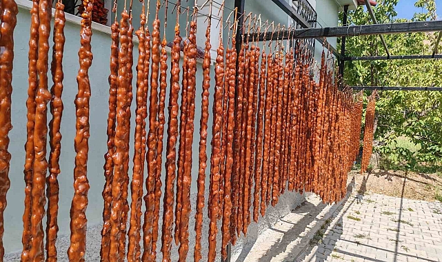 Konya'da cevizli sucuk yapımı başladı