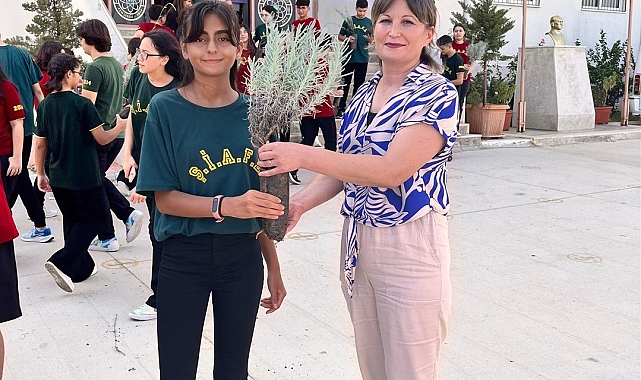 Lise öğrencilerine tıbbi aromatik bitki fidan dağıtıldı
