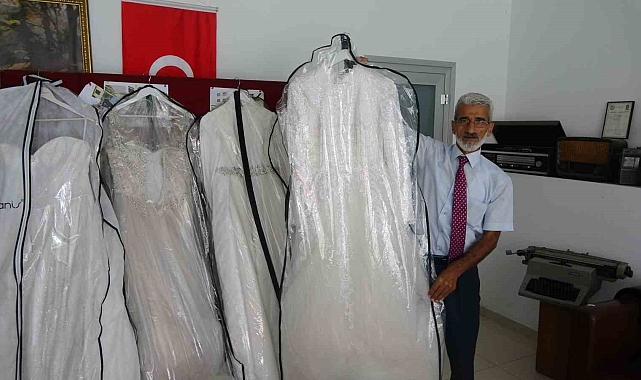 Mahalle muhtarı, evlenecek genç kızlara gelinlik hediye ediyor